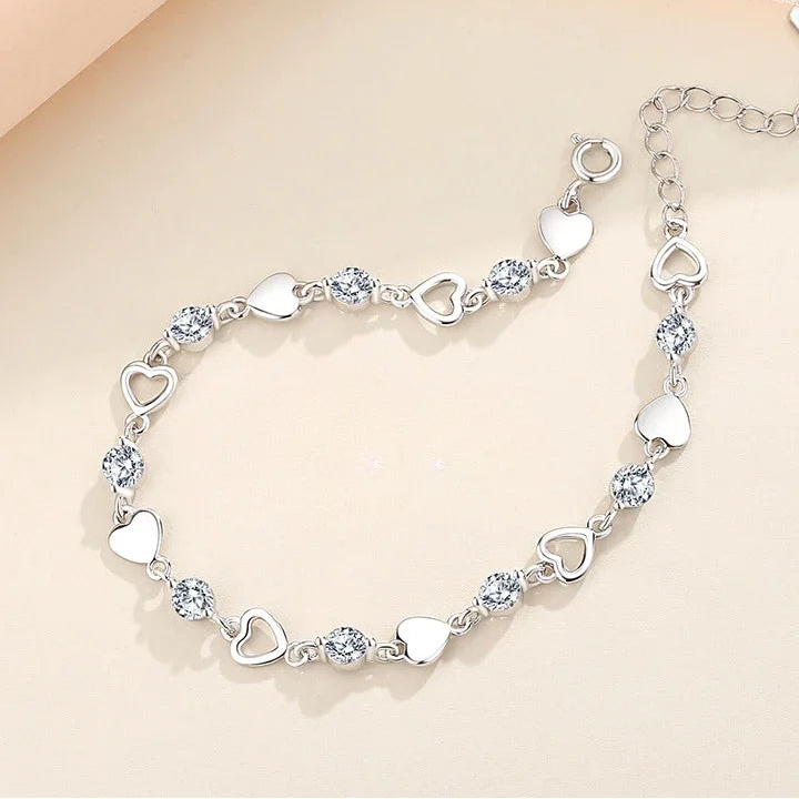 Armband mit funkelnden Herzen