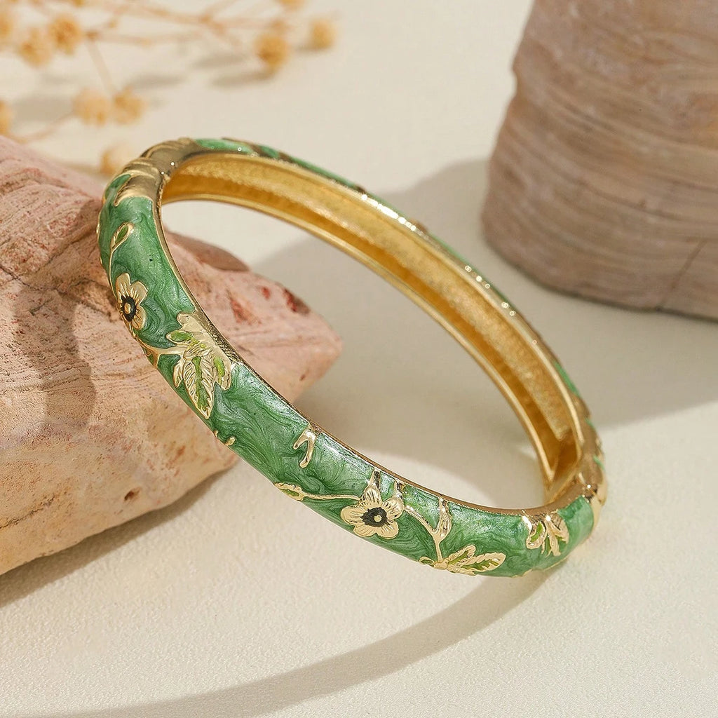 Bunte Armbänder mit grünen Blumen