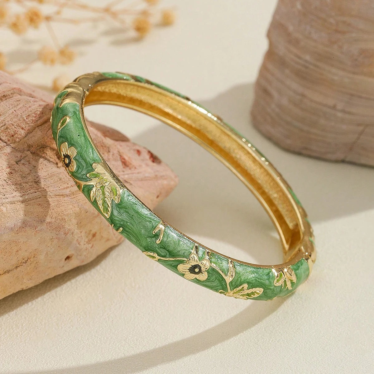 Bunte Armbänder mit grünen Blumen