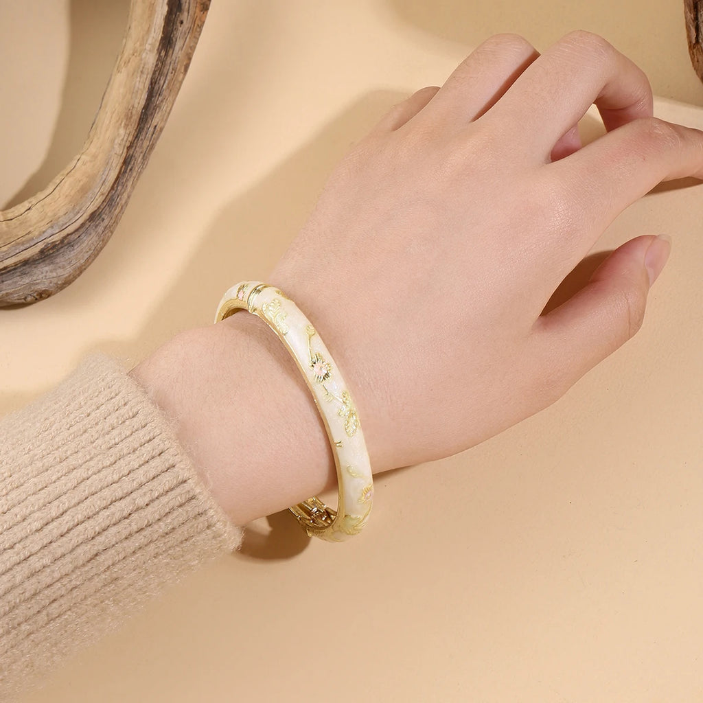 Buntes Armband mit weißen Blumen
