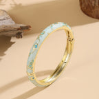Buntes Armband mit blauen Blumen