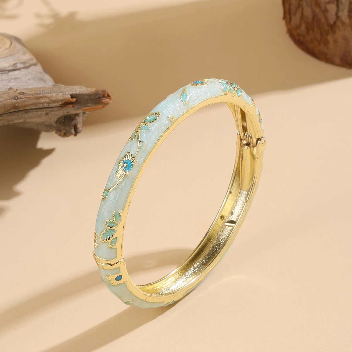 Buntes Armband mit blauen Blumen