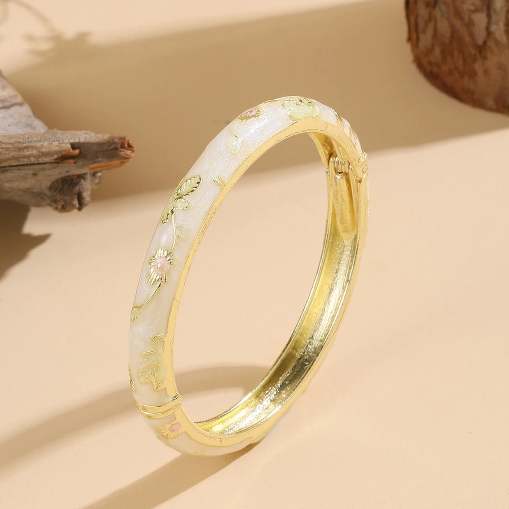 Buntes Armband mit weißen Blumen