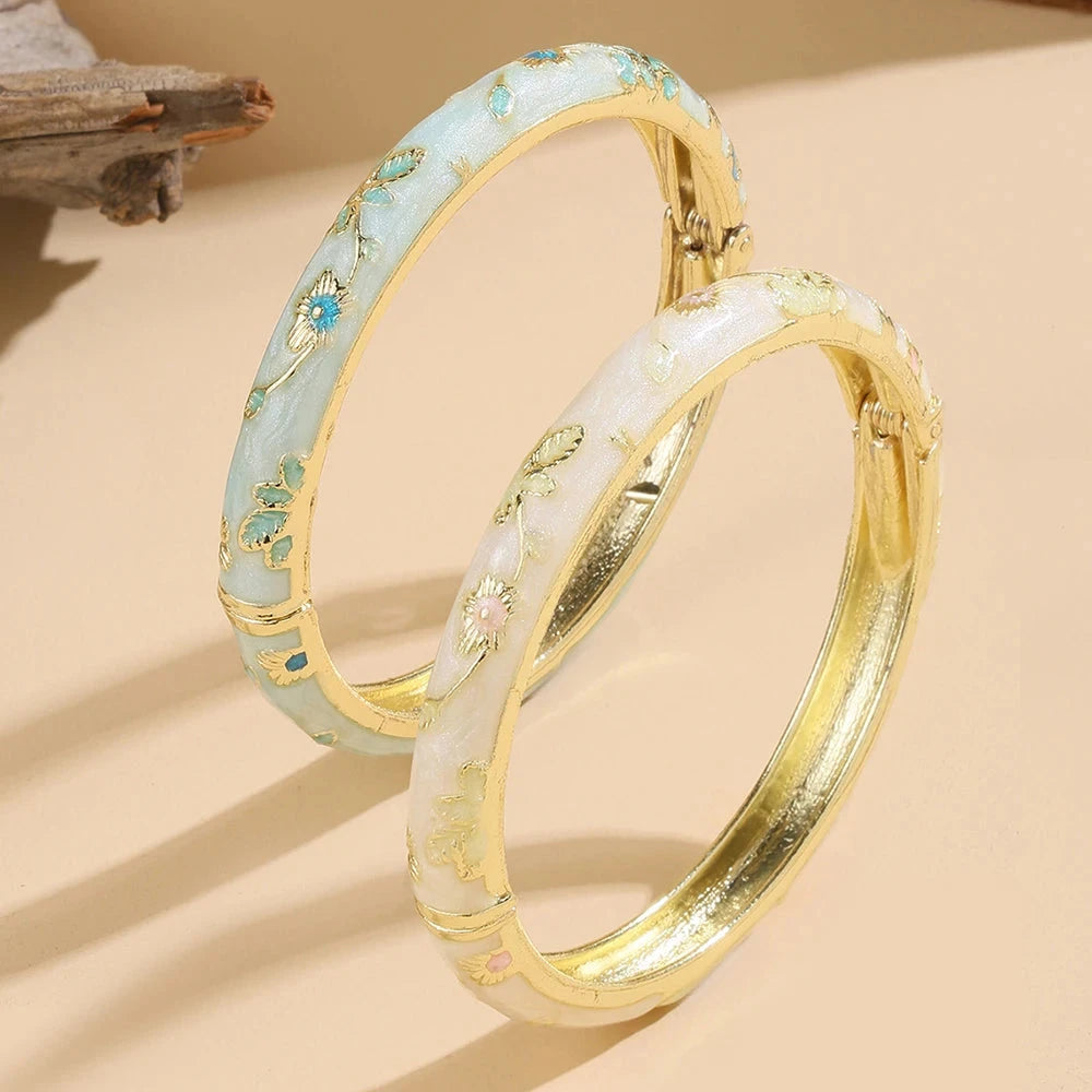 Buntes Armband mit blauen und weißen Blumen