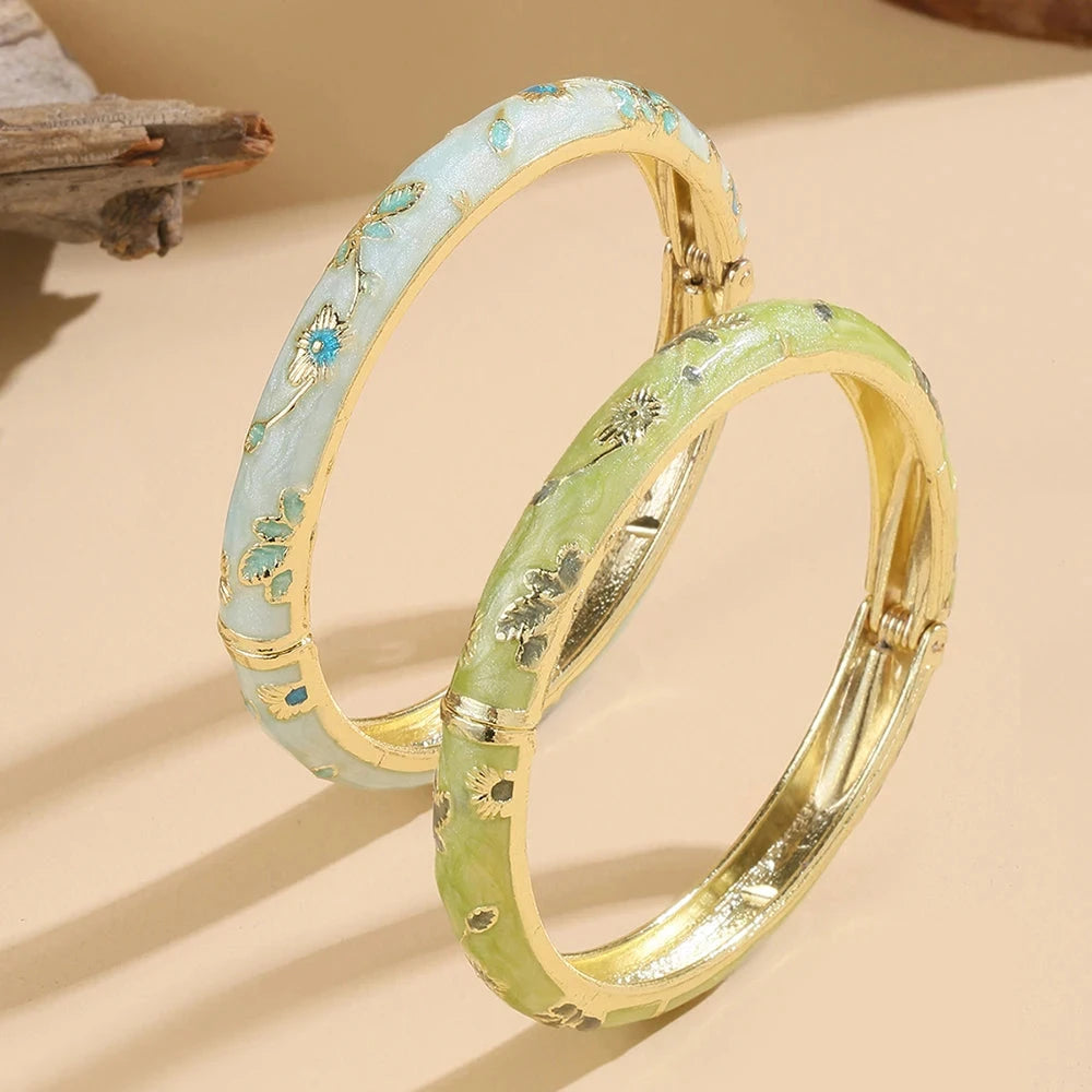 Buntes Armband mit blauen und grünen Blumen