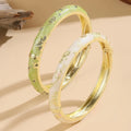 Buntes Armband mit grünen und weißen Blumen