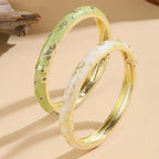 Buntes Armband mit grünen und weißen Blumen