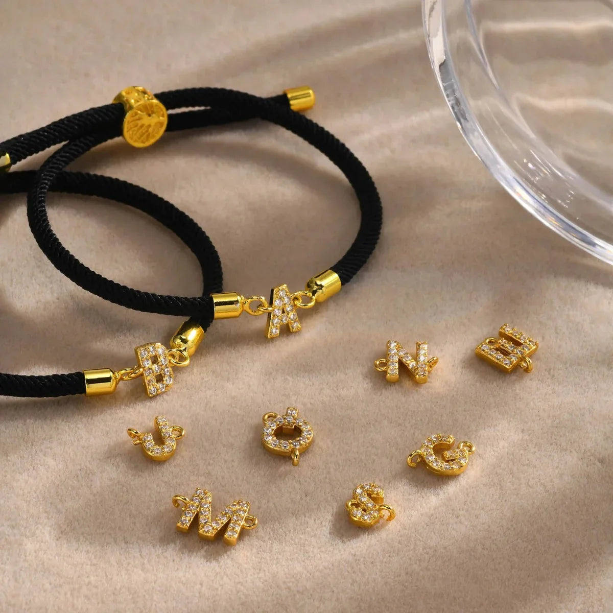 Buntes Armband mit Strass-Initiale - Buchstabe 