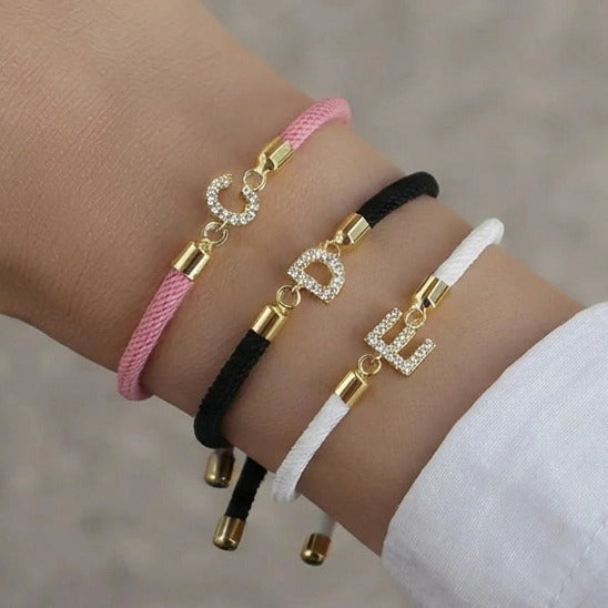 Buntes Armband mit Strass-Initiale - Buchstabe 