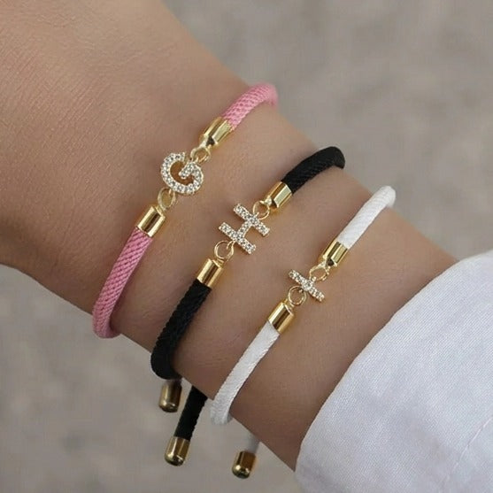 Buntes Armband mit Strass-Initiale - Buchstabe 