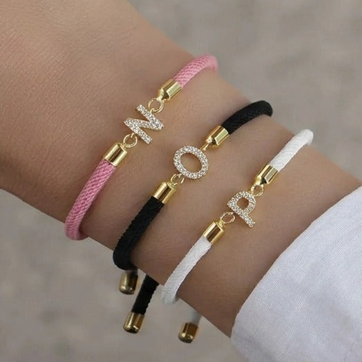 Buntes Armband mit Strass-Initiale - Buchstabe 