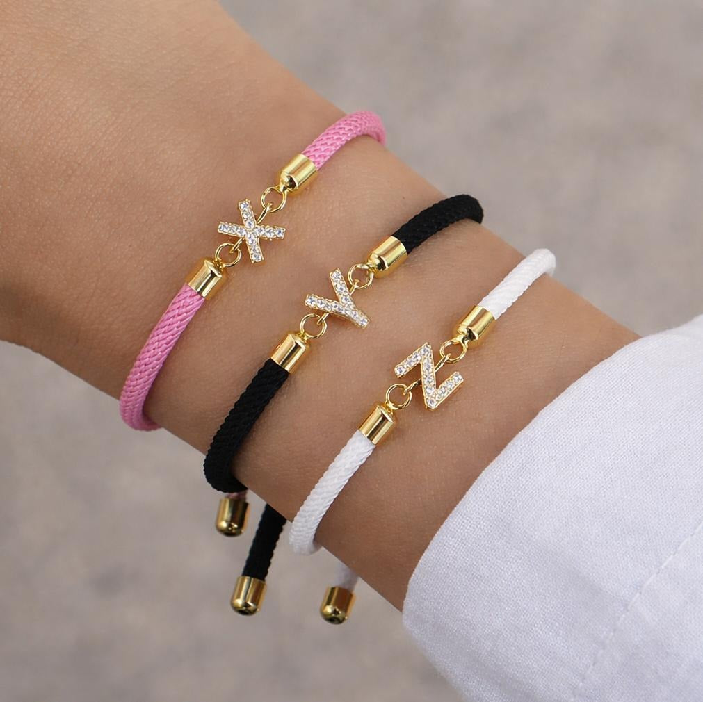Buntes Armband mit Strass-Initiale - Buchstabe 
