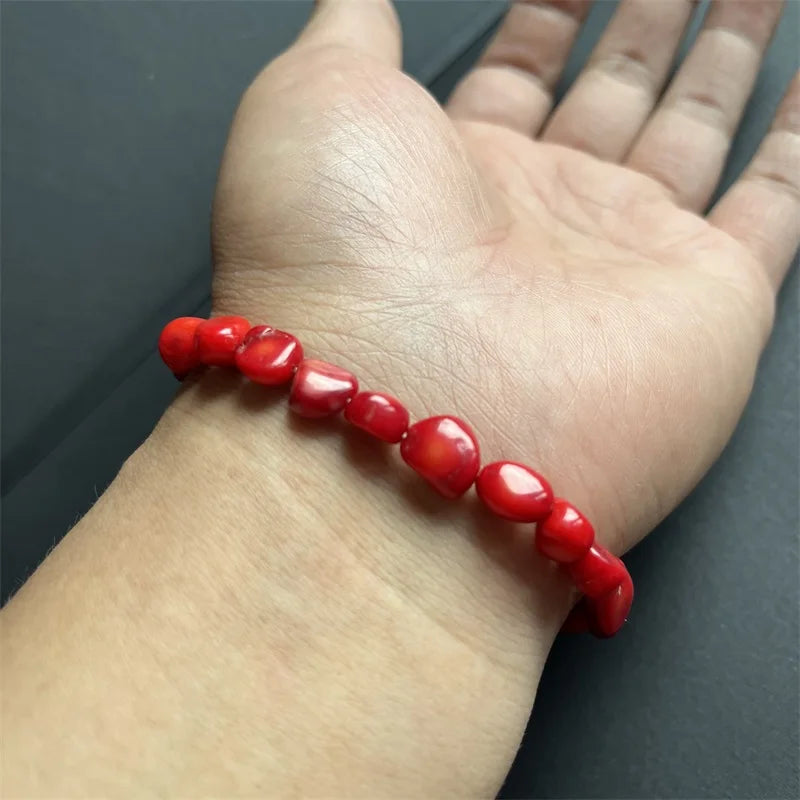 Armband aus rotem Korallen in Kieselsteinform