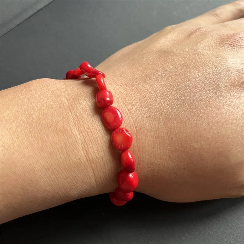 Armband aus rotem Korallen in Kieselsteinform