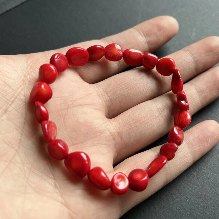 Armband aus rotem Korallen in Kieselsteinform