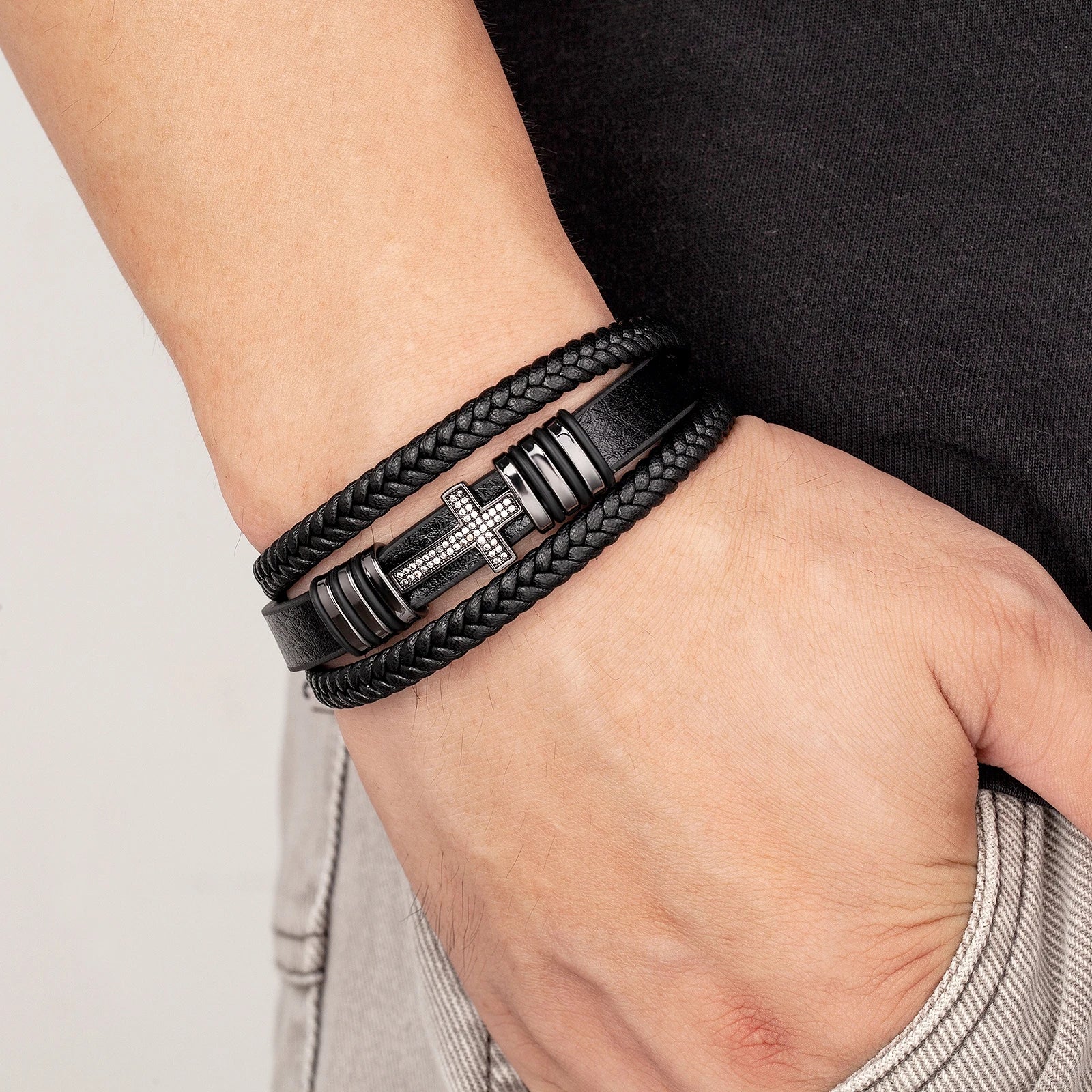 Armband Kreuz und Flechtung aus schwarzem Leder