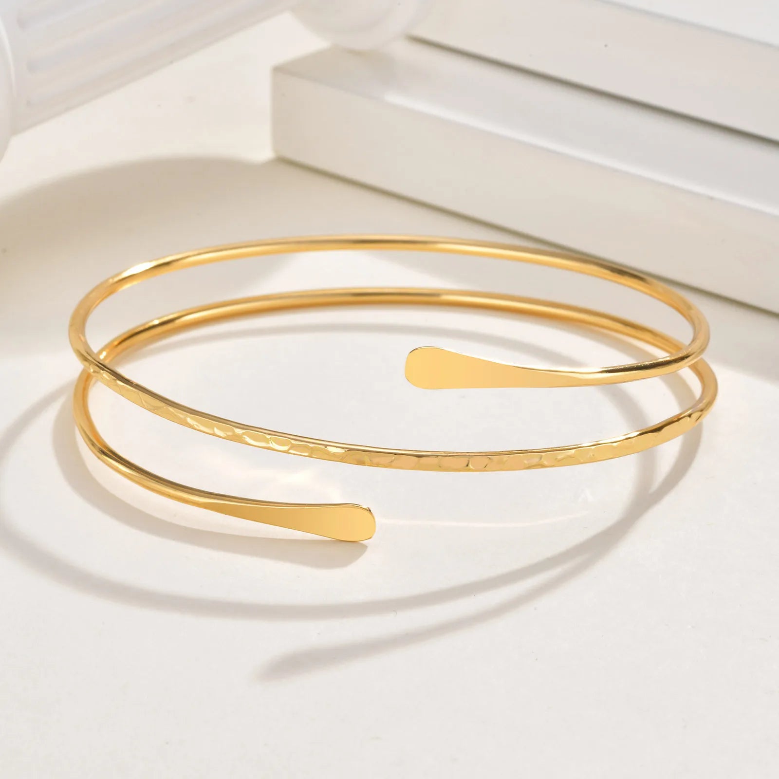Oberarmband für Damen - feine goldene Bizepskette