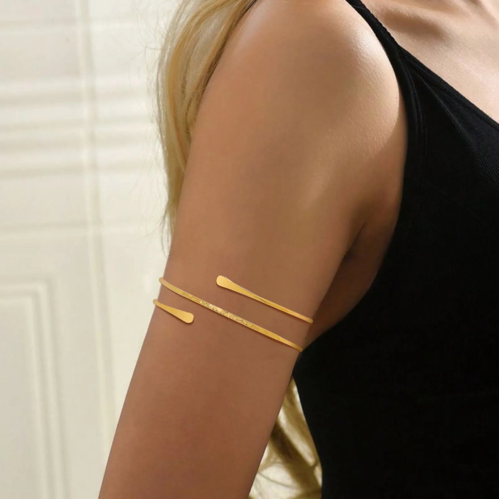 Oberarmband für Damen - feine goldene Bizepskette