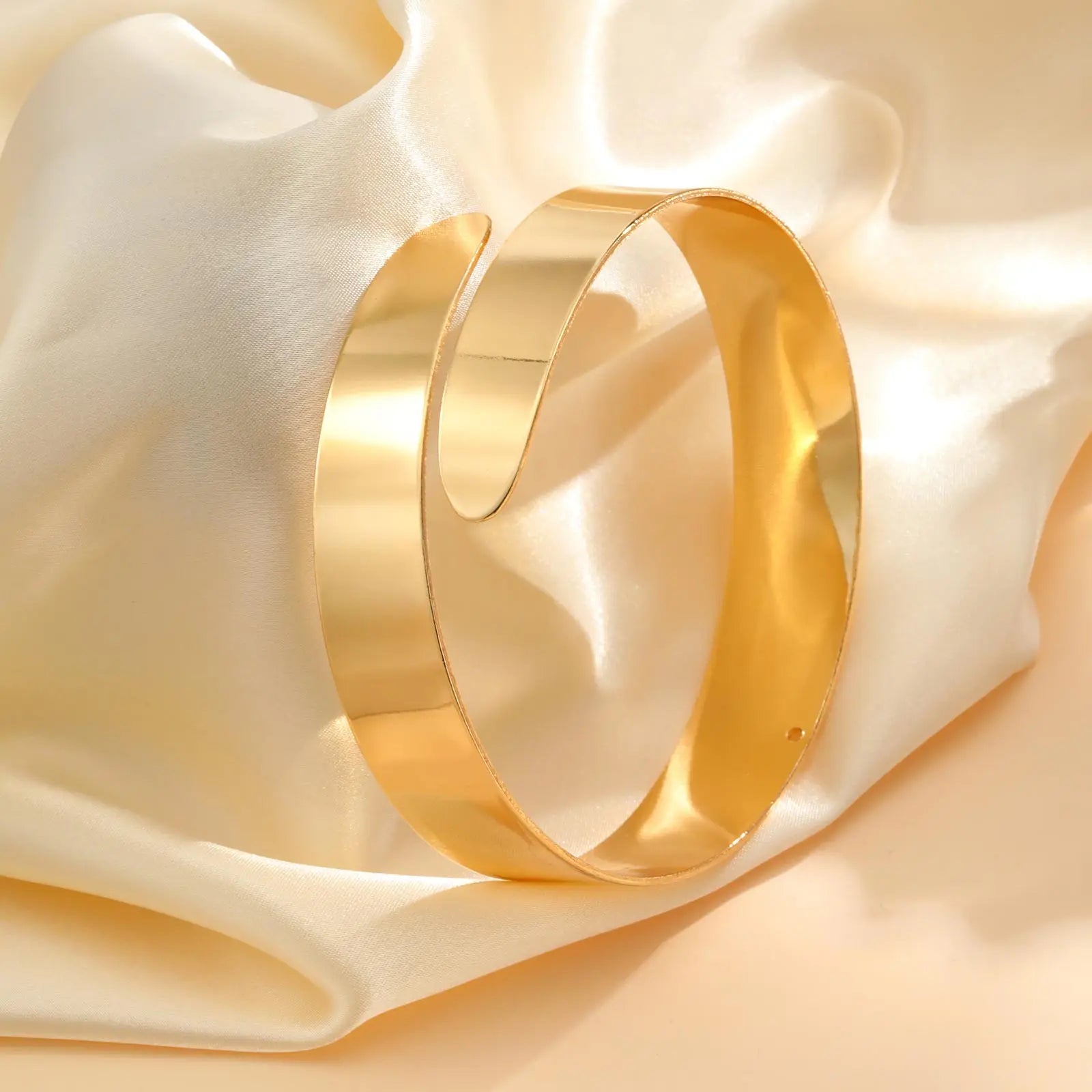 Goldfarbener Oberarmreif für Damen – Bizepskette aus Gold