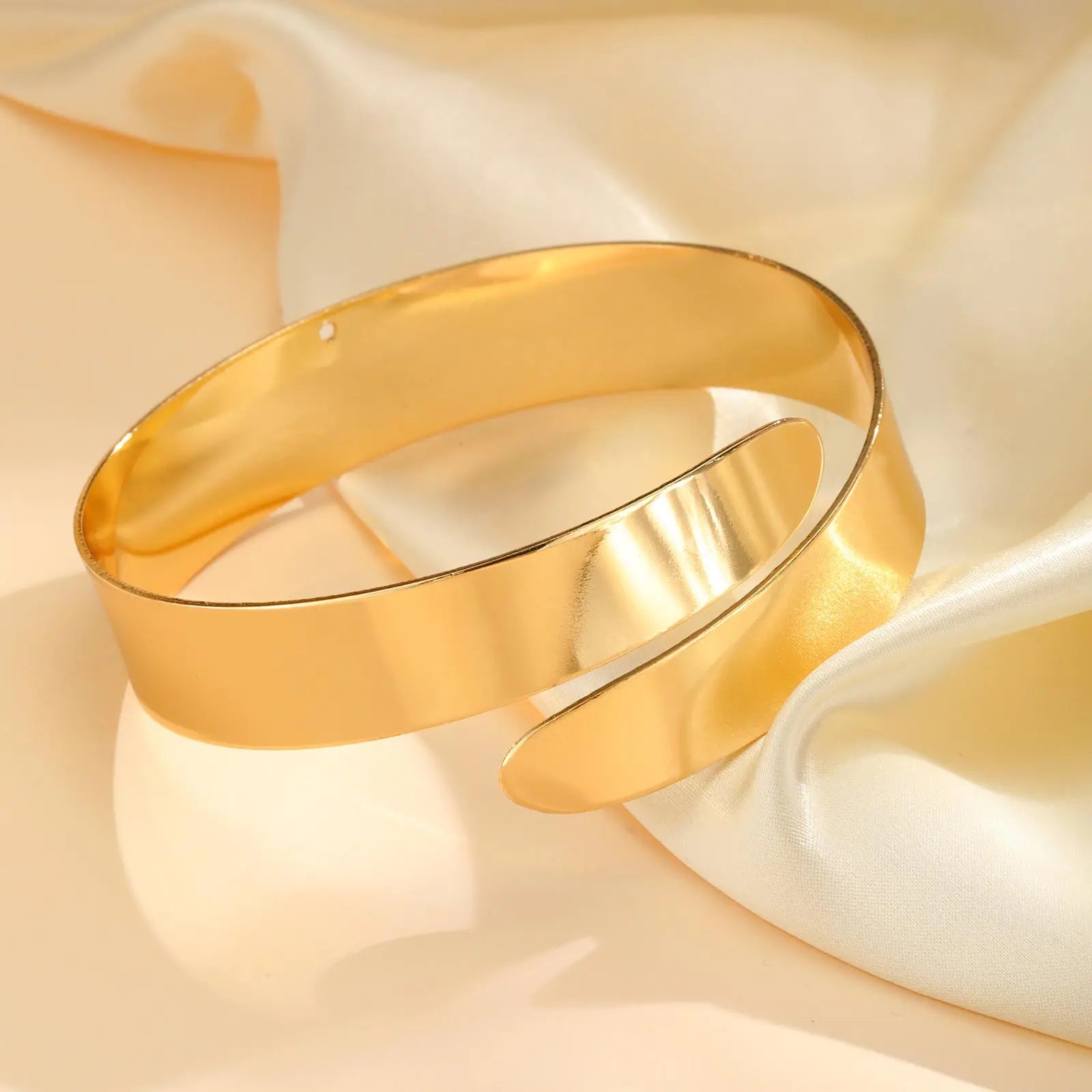 Goldfarbener Oberarmreif für Damen – Bizepskette aus Gold