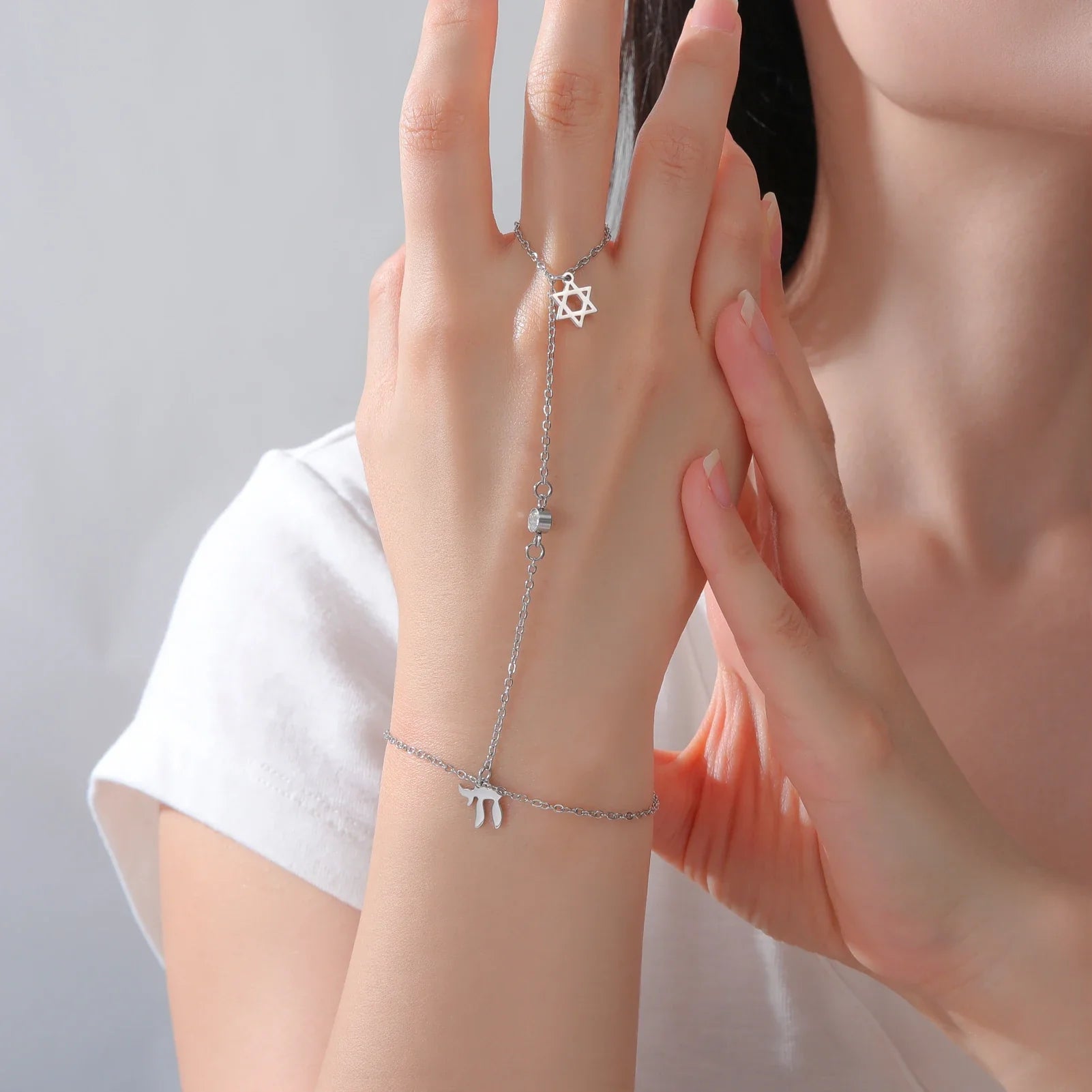 Hand- und Fingerarmband mit jüdischen Schutzanhängern Chai, <span data-glossary-id="">Davidstern</span> und Fatmas Hand Chai Silber