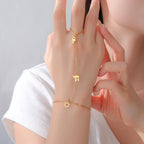 Hand- und Fingerarmband mit jüdischen Schutzanhängern Chai, <span data-glossary-id="">Davidstern</span> und Fatmas Hand <span data-glossary-id="">Stern</span> Gold