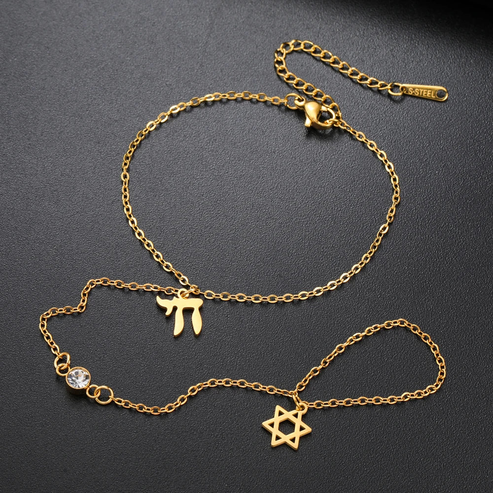 Hand- und Fingerarmband mit jüdischen Schutzanhängern Chai, <span data-glossary-id="">Davidstern</span> und Fatmas Hand Chai Gold