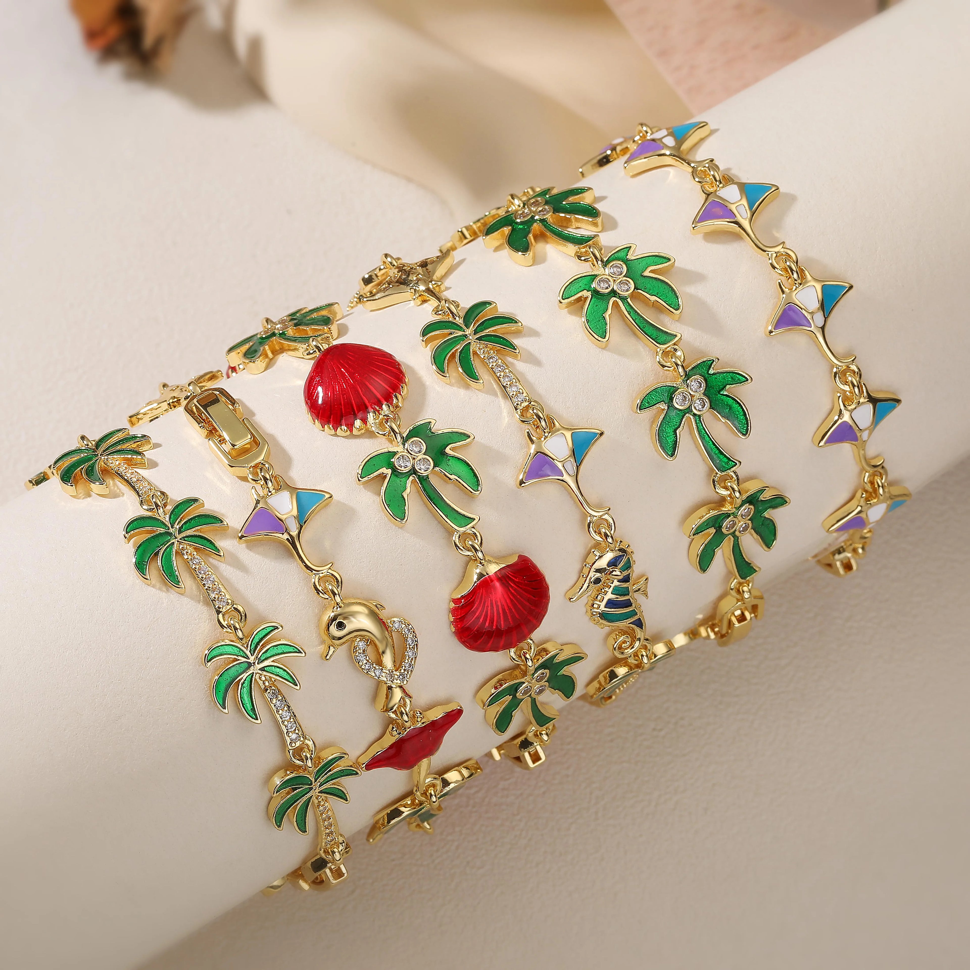 Armband mit Palmen aus grünem Emaille und roten Muscheln