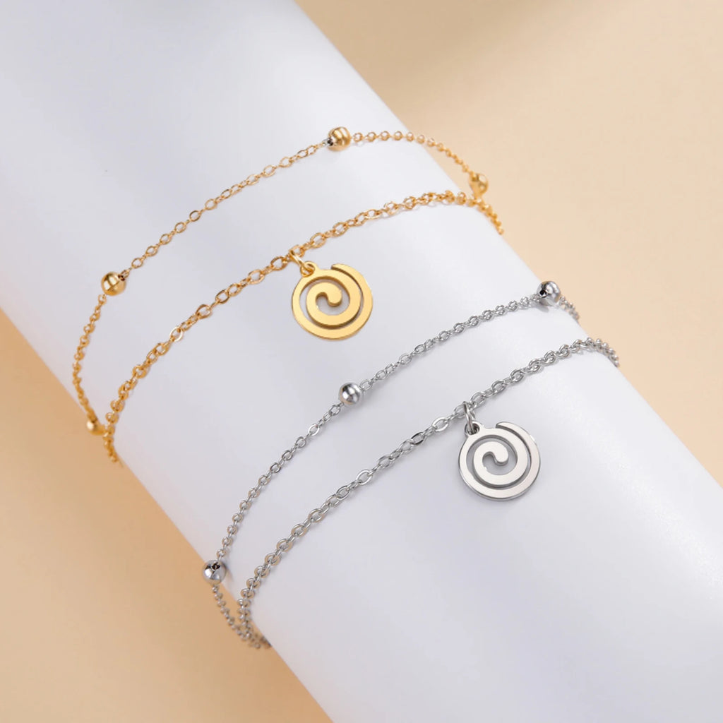 Vergoldetes Armband mit kleinem spiralförmigen goldenen Anhänger