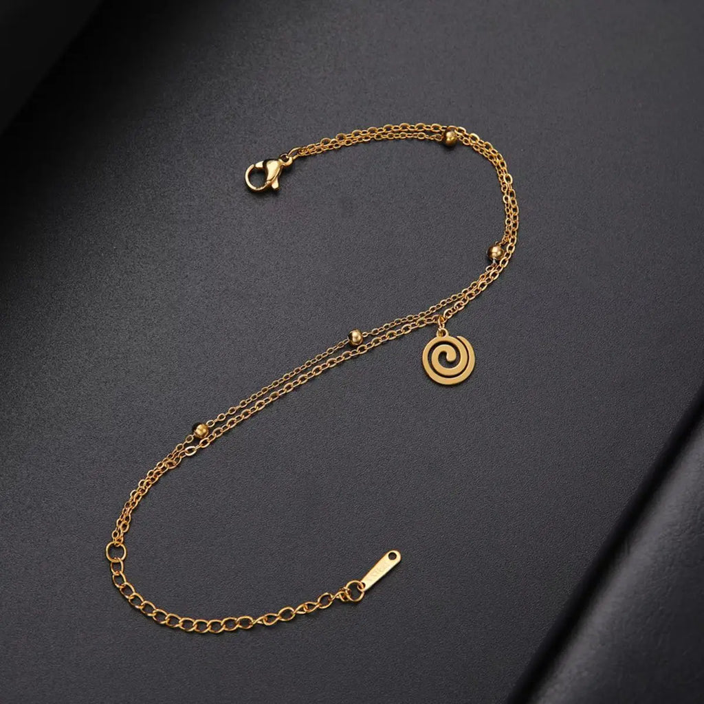 Vergoldetes Armband mit kleinem spiralförmigen goldenen Anhänger