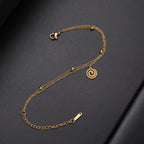 Vergoldetes Armband mit kleinem spiralförmigen goldenen Anhänger
