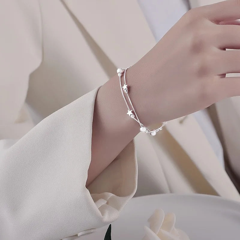 Doppelreihiges Armband mit Sternen und sandgestrahlten Perlen