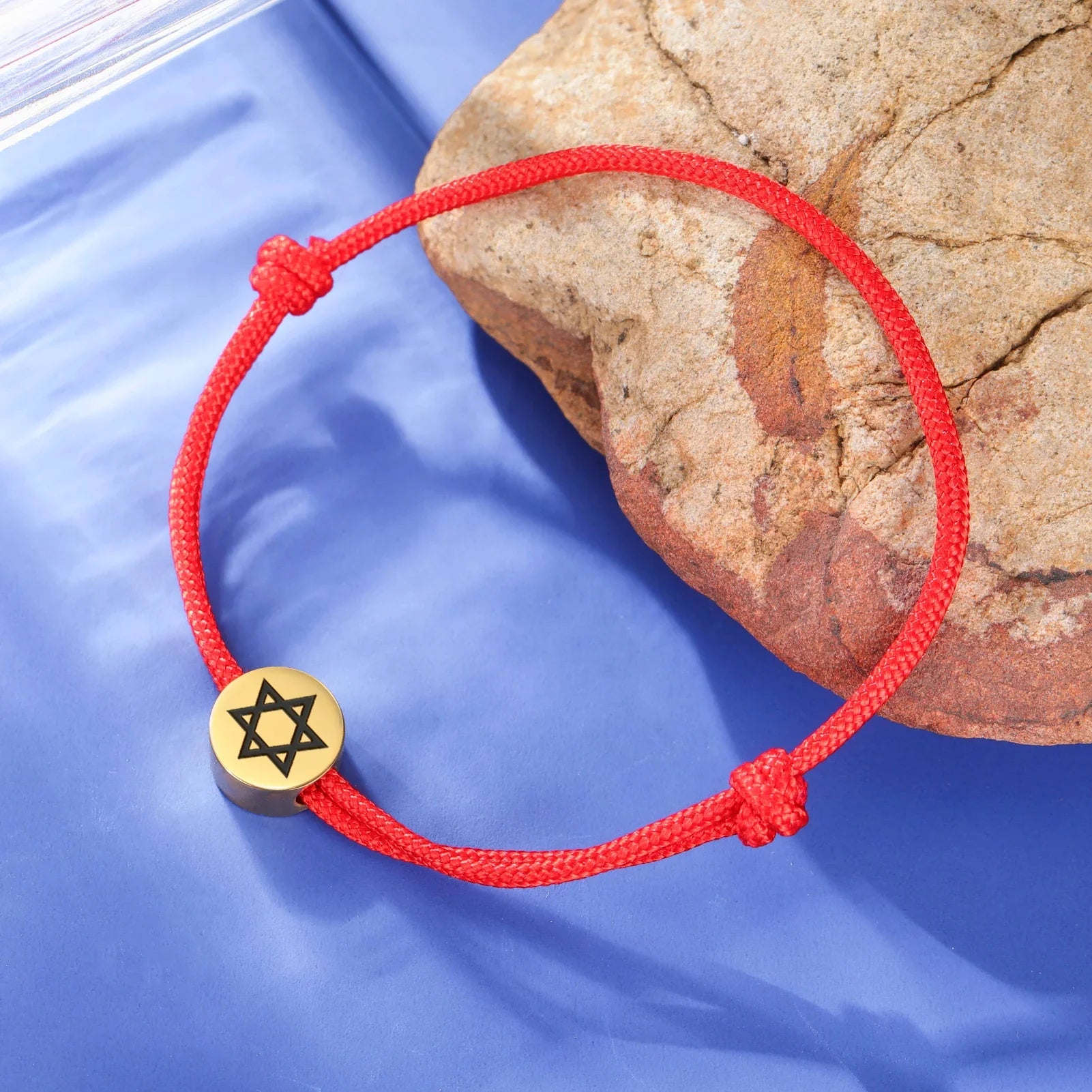 Seilarmband mit dem jüdischen Symbol des roten und goldenen Davidsterns
