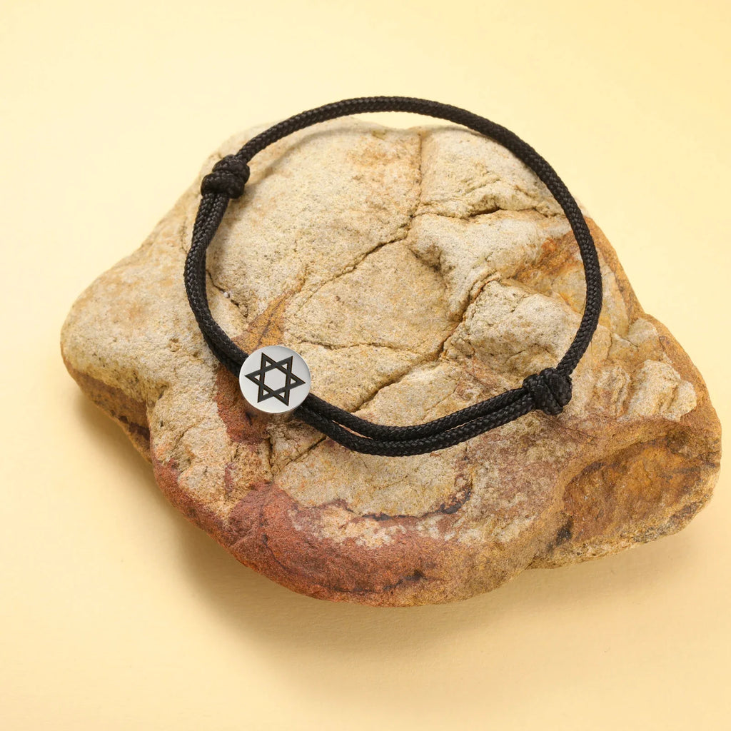 Seilarmband mit dem jüdischen Symbol des schwarzen und silbernen Davidsterns