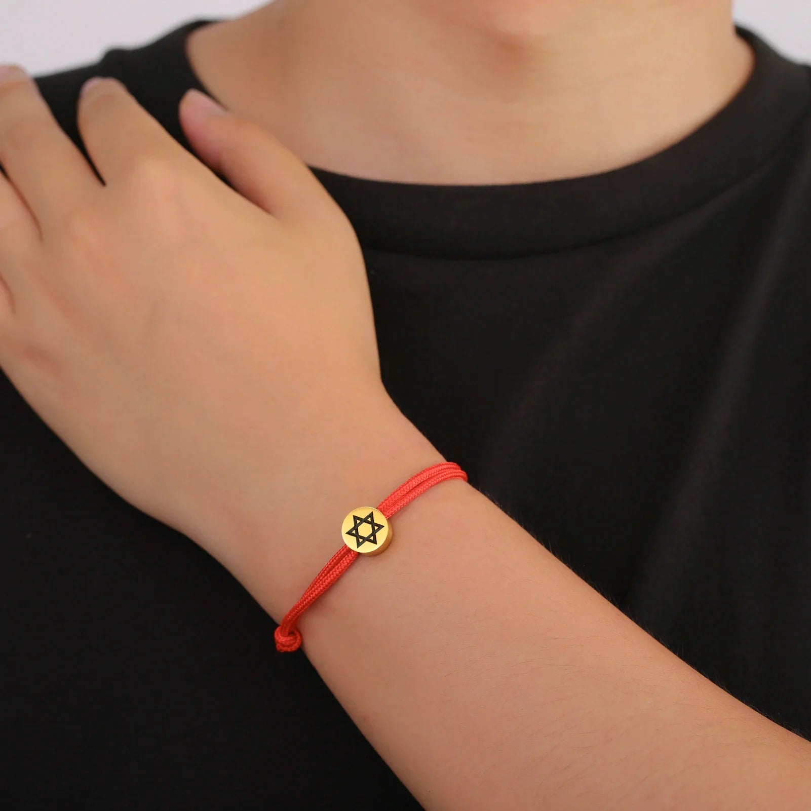 Seilarmband mit dem jüdischen Symbol des roten und goldenen Davidsterns