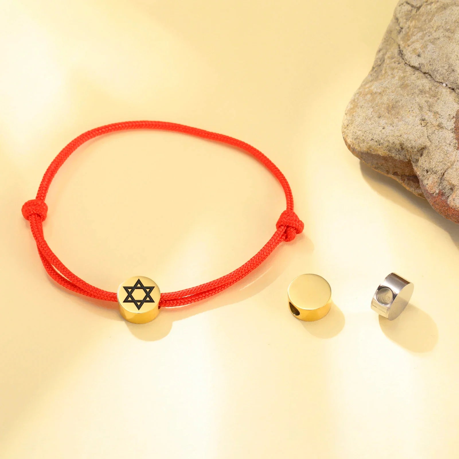 Seilarmband mit dem jüdischen Symbol des roten und goldenen Davidsterns
