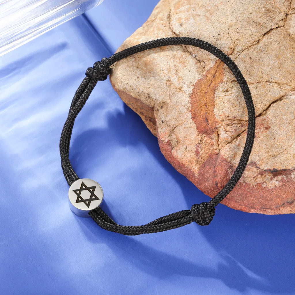 Seilarmband mit dem jüdischen Symbol des schwarzen und silbernen Davidsterns