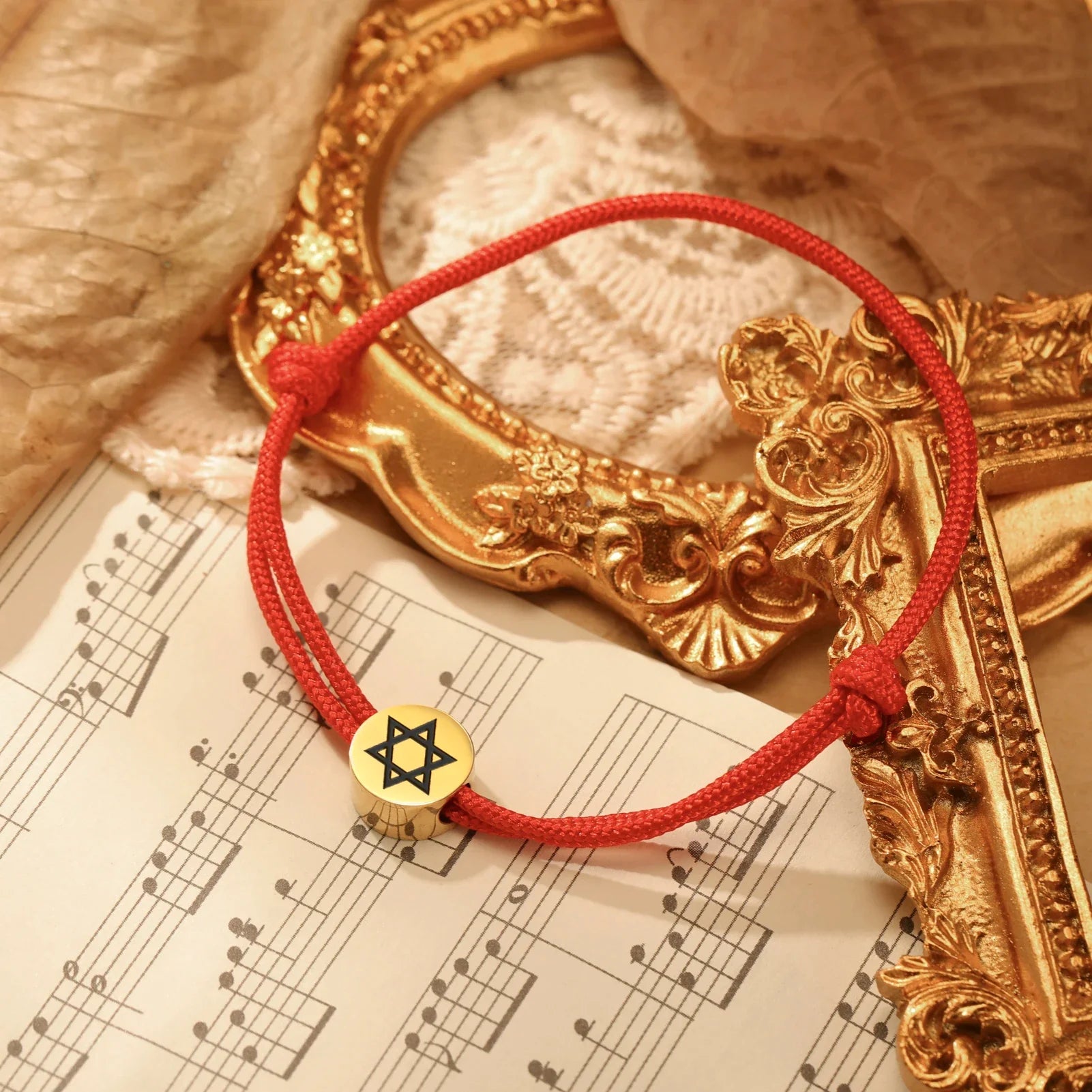 Seilarmband mit dem jüdischen Symbol des roten und goldenen Davidsterns