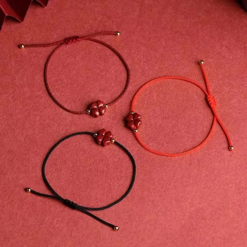 Seilarmband mit vierblättrigem Kleeblatt aus dunkelrotem Zinnoberstein