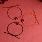 Seilarmband mit vierblättrigem Kleeblatt aus dunkelrotem Zinnoberstein
