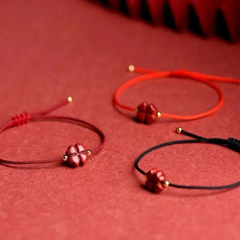 Seilarmband mit vierblättrigem Kleeblatt aus rotem Zinnoberstein 