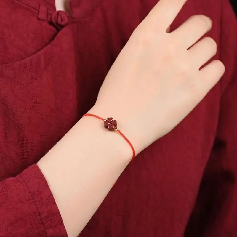 Seilarmband mit vierblättrigem Kleeblatt aus rotem Zinnoberstein 