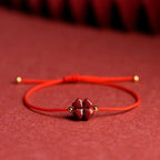 Seilarmband mit vierblättrigem Kleeblatt aus rotem Zinnoberstein