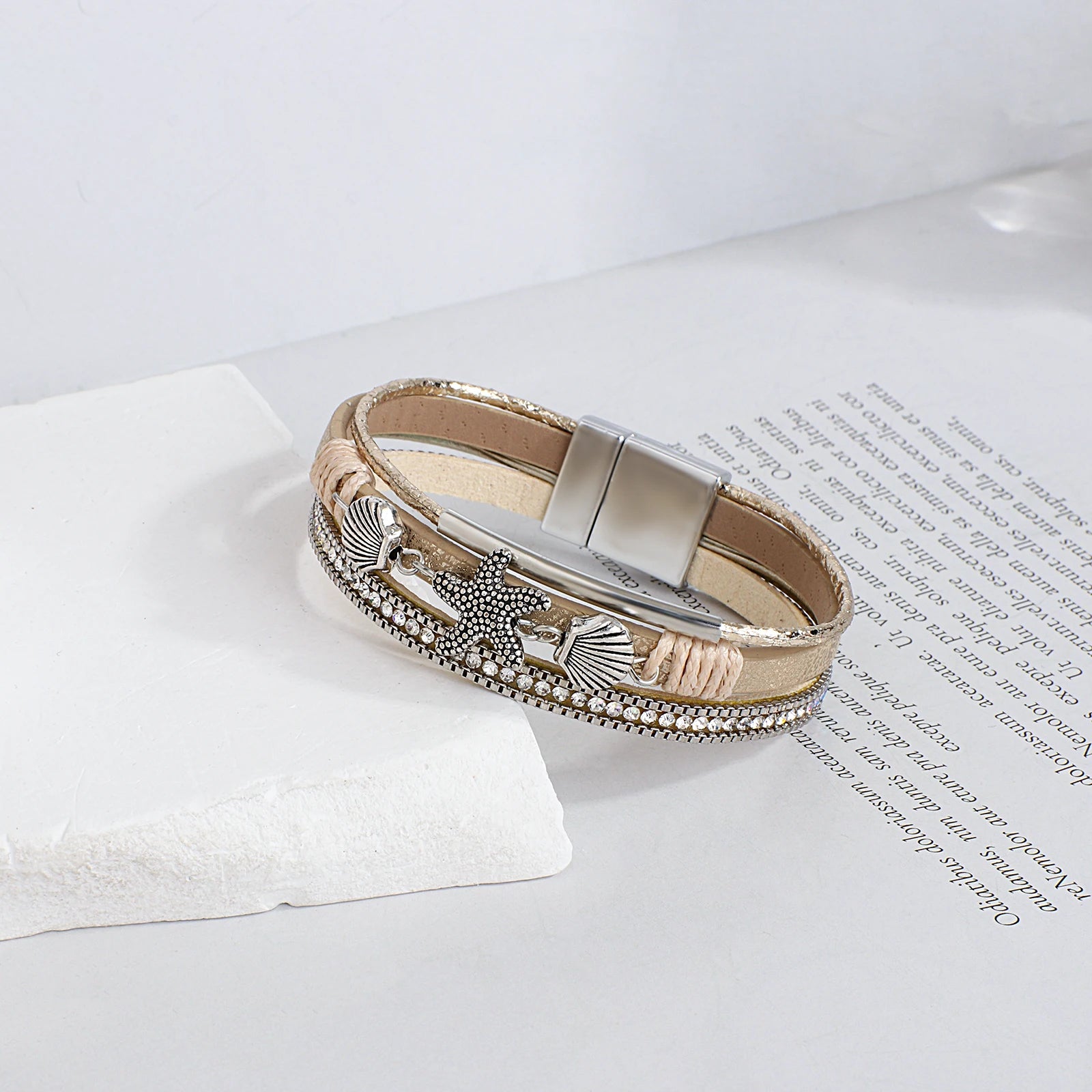 Armband aus Leder mit Muschel und Seestern in Weißgold