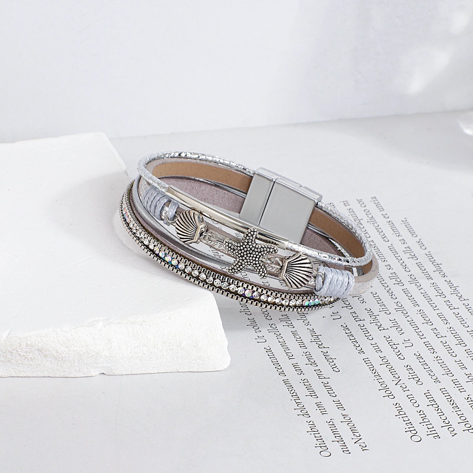 Armband aus Leder mit Muschel und Seestern in Silber