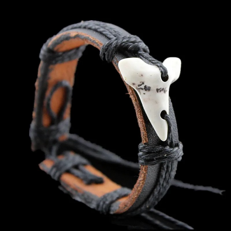 Lederarmband mit Haifischzahn