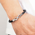 Modernes Herrenarmband aus Leder mit Unendlichkeitssymbol 