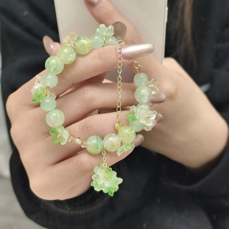 Perlenarmband mit grünen Blumen