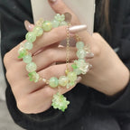 Perlenarmband mit grünen Blumen
