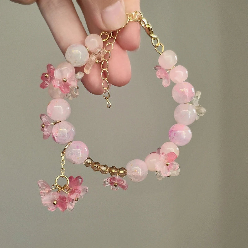 Perlenarmband mit rosa Blumen